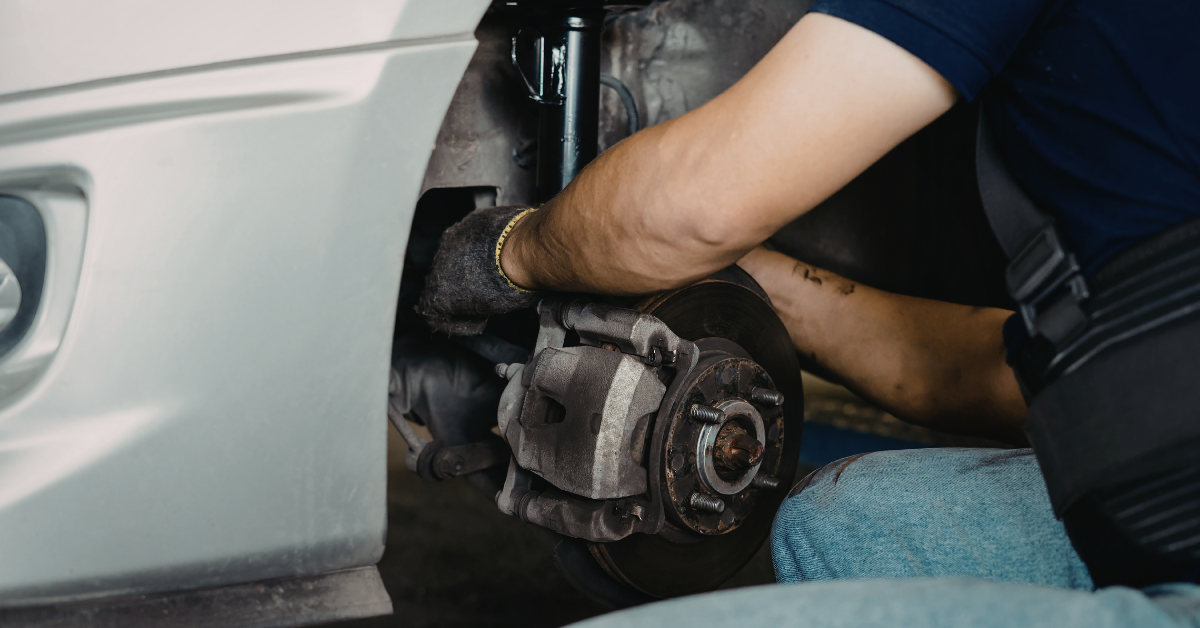 auto-maakt-piepend-geluid-bij-remmen